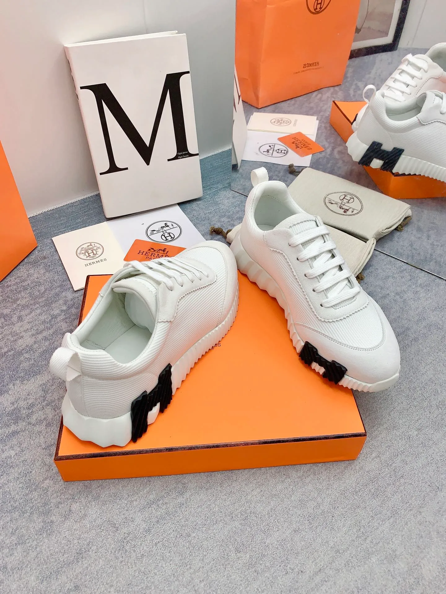 👟👟Ex-factory price 640👟👟 [Hermes] New Bouncing Couple 👫Sneakers. The most comfortable shoes from Hermès, no one else⃣️. They are very light on the feet and very beautiful. You will not feel tired when you go shopping and running around. 👍 The overall suede leather feels very good, very beautiful and very versatile. It is very light, comfortable and extremely light, suitable for both sports and leisure. It feels great to step on! 30+ men's and women's color combinations. You can choose, there will always be what you want~ ✅Fabric: Imported high mercerized sheep + original rain velvet ✅Inner: Imported silk sheepskin for lining insole ✅Outsole: Seamless combination of IP+TPU (multi-color letters) German technology irradiation machine ✅Code number: 35-41 for women and 38-46 for men (41 for women, 45.46 for men, customized and non-returnable)